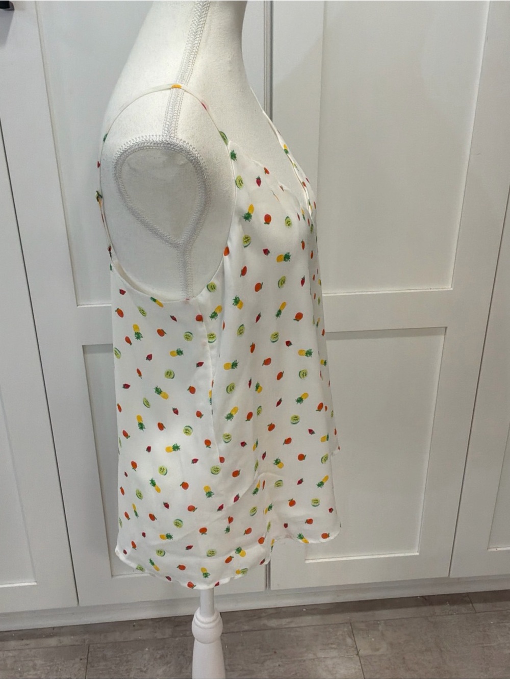 Socialite womens size M white fruit print scallop adjustable camisole tank top - Picture 4 of 12